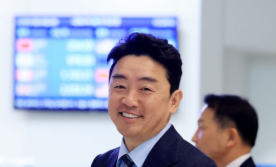 강훈식 비서실장, 미소띄며 출국