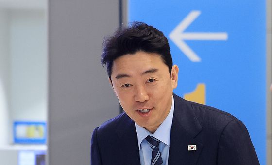 취재진에게 인사하는 강훈식 비서실장