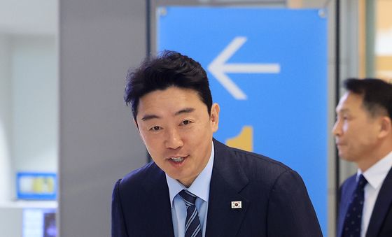 취재진 향해 인사하는 강훈식 비서실장