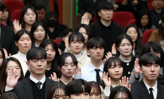 신규 임용 교사들의 선서