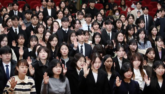 선서하는 신규 임용 교사