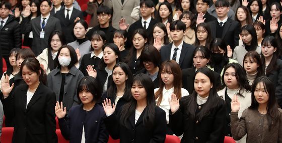 선서하는 신규 임용 교사