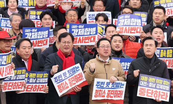 구호 외치는 김태흠·이장우