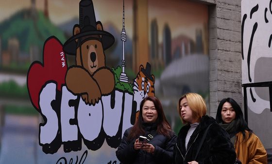 이 대통령 "외국인 관광객 80%가 서울 편중…지방중심 대전환 필요"