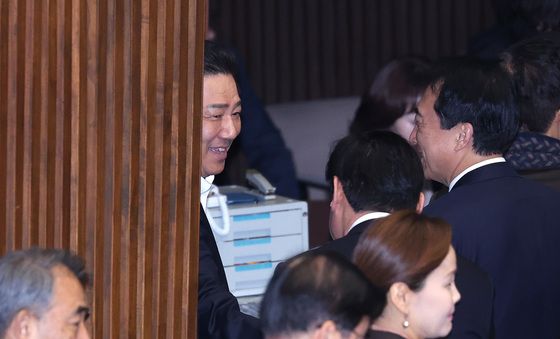 대화나누는 김병기