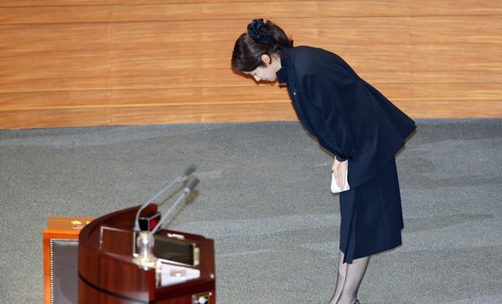 인사하는 강선우 의원