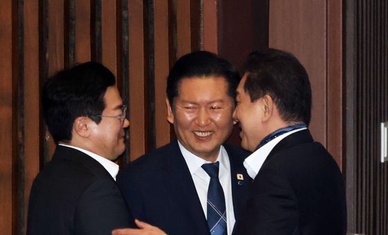 정청래 대표, 박찬대 의원과 인사하는 김병기 의원