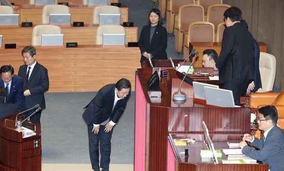 우원식 의장에게 인사하는 김병기 의원