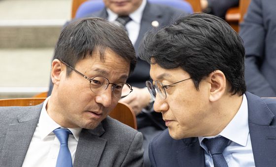 대화 나누는 한병도 원내대표와 천준호 원내수석