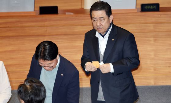 강선우 의원 체포동의안 투표하는 김병기 의원