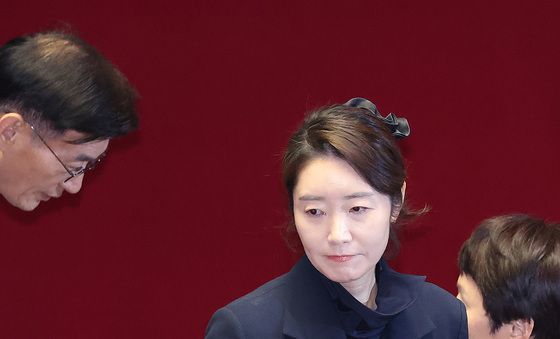 본회의장 나서는 강선우 '체포동의안 가결'