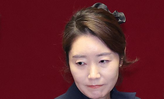 굳은 표정으로 본회의장 나서는 강선우