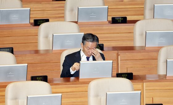 얼굴 만지는 정성호 법무부 장관