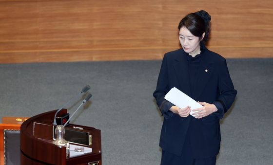 신상발언 준비하는 강선우 의원