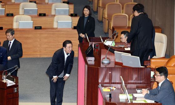 인사하는 김병기 의원