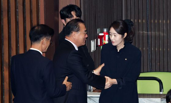 의원들과 인사하는 강선우 의원