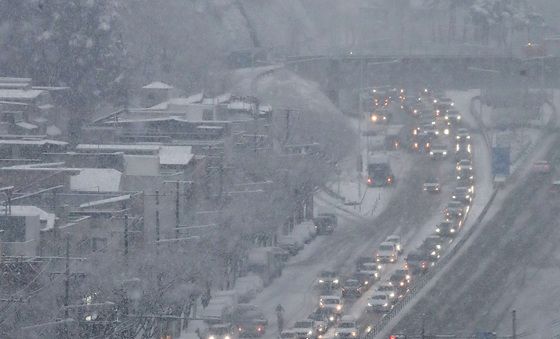 함박눈 내려 퇴근길 정체