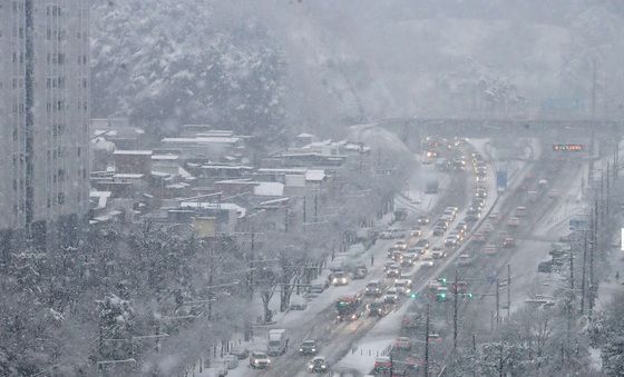 함박눈 내려 퇴근길 정체
