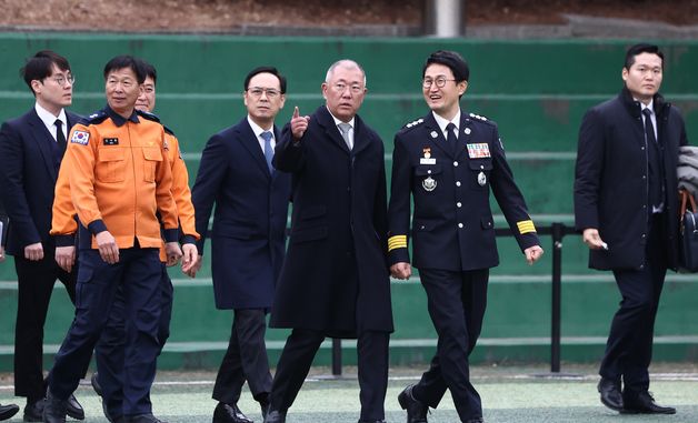 무인소방로봇 보기 위해 이동하는 정의선 회장