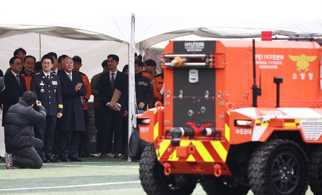 무인소방로봇 시연 보는 정의선 현대차 회장