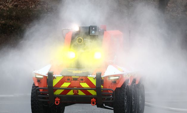 화재 시 좁은 틈도 문제 없는 무인소방로봇