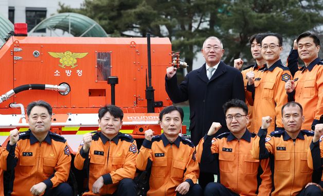 소방대원들과 기념촬영 하는 정의선 현대차 회장