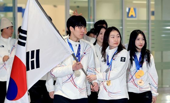 태극기 들고 '금빛귀환'