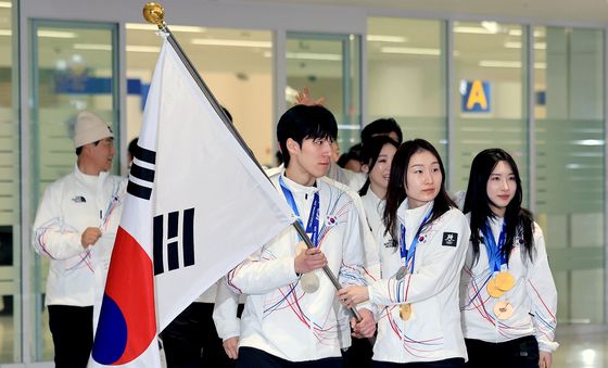 태극기 들고 '금빛귀환'