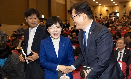 송영길 전 대표, 김용 전 민주연구원 부원장과 인사 나누는 전현희 의원