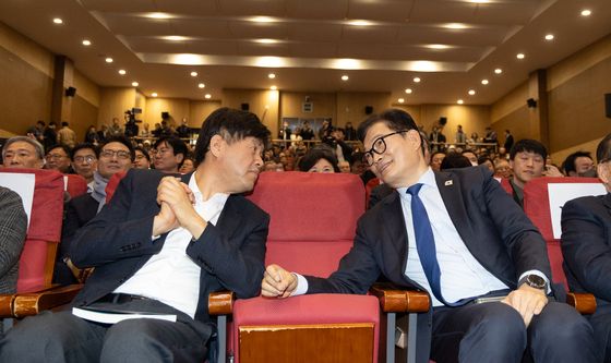 대화 나누는 김용 전 민주연구원 부원장과 송영길 전 대표