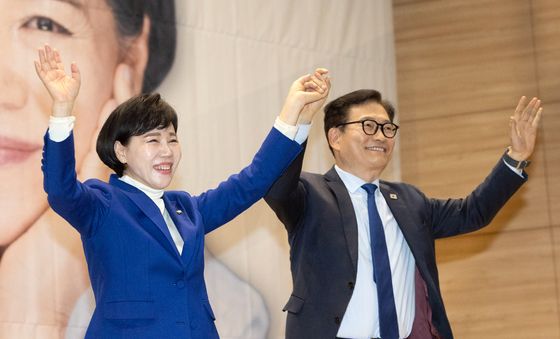 송영길 전 대표 손 잡고 인사하는 전현희 의원