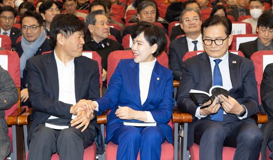 전현희 의원 손 잡는 김용 전 민주연구원 부원장