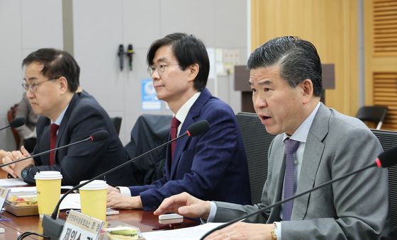 한미의원연맹 간담회 인사말하는 제임스 김