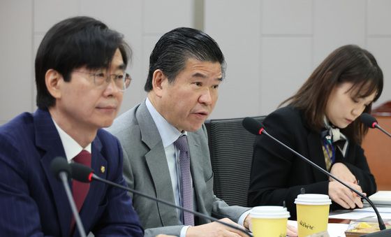 간담회 인사말하는 제임스 김