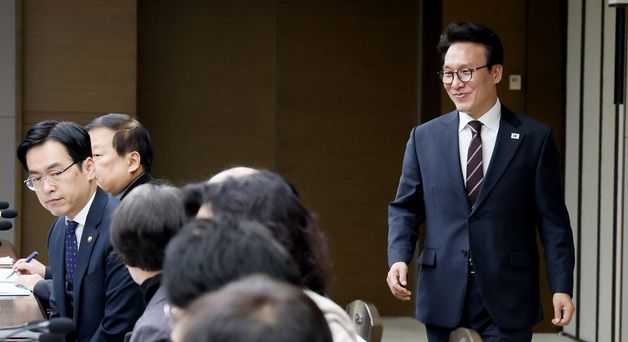 세종시지원위원회 입장하는 김민석 국무총리