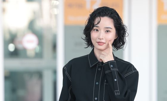 '애마' 방효린, 볼 콕 플러팅
