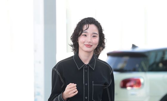 방효린, 은은한 미소와 함께 밀라노 출국