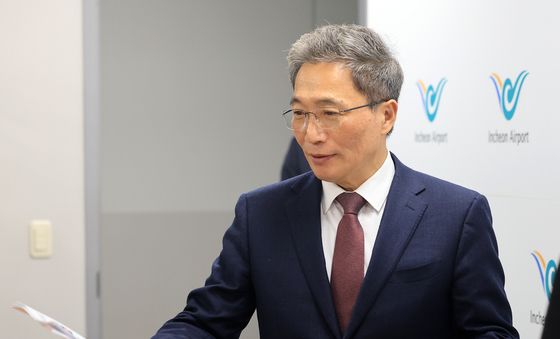 기자실로 들어서는 이학재 인천공항 사장