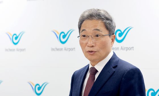 기자회견서 발언하는 이학재 사장