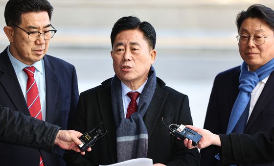 취재진에 입장 밝히는 김규환 전 의원