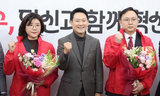 지역발전 영입 인재들과 기념 촬영하는 장동혁