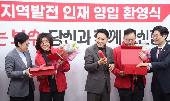 시크릿 박스 전달하는 장동혁 대표