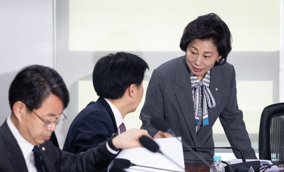 오기형 의원과 대화하는 남인순 민주당 연금개혁특별위원장