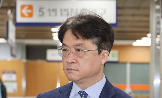 재판 출석하는 박현종 전 bhc 회장