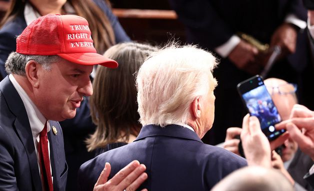 [포토] 美하원 회의장 입장하는 트럼프