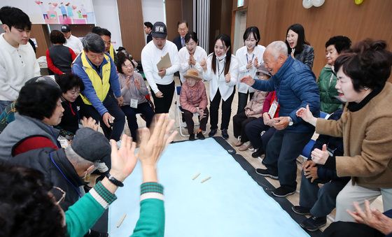 '덩실덩실' 신나는 윷놀이