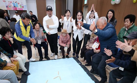 "잡았다" 어르신 신명나는 윷놀이