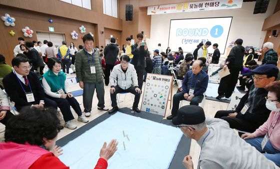 윷 나와라! 모 나와라!