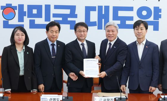 요구안 전달받는 한병도 원내대표