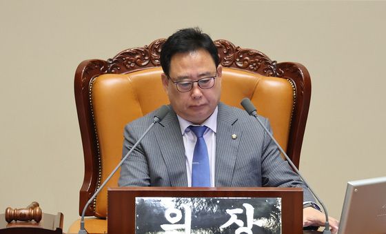 '국회법 개정' 의장석 앉은 어기구 위원장